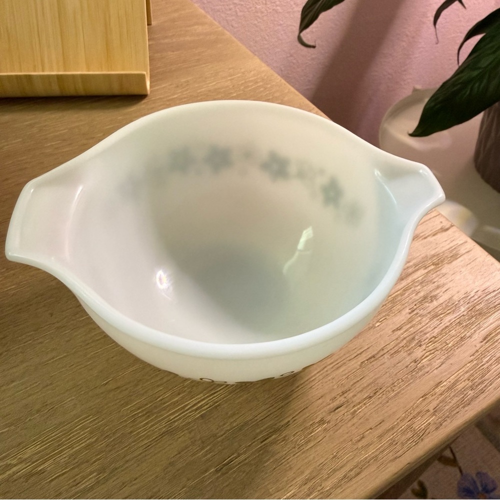 Vintage Pyrex Small White Spring Blossom Bowl - Picture 2 of 5